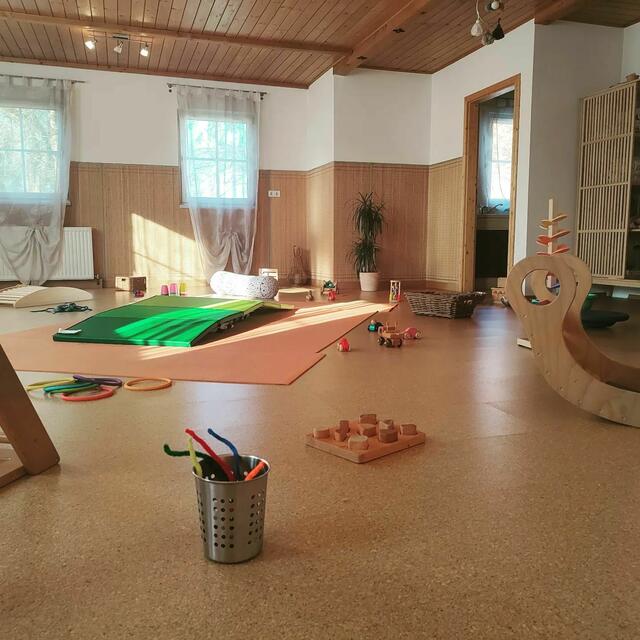 Dem Kleinkind stehen hier alle Möglichkeiten zum freien spielen offen. | Foto: Julia Gradinger