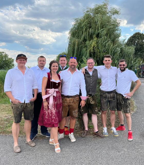 Foto Hollabrunner Volksfestverein (von links nach rechts):
Vereinsvorstand Hollabrunner Volksfestverein: Thomas Hofmann, Johannes Eichinger, Sandra Winkler, Clemens Reinsperger, Alexander Rausch, Christoph Köck, Sebastian Graf, Wolfgang Eser  | Foto: Volksfestverein Hollabrunn