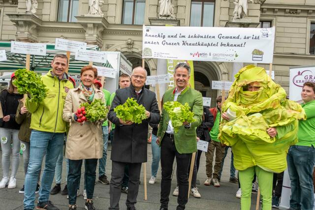 Demonstration einmal anders (v.l.): Markus Hillebrand, Sprecher der Grazer Krauthäuptel-Bäuerinnen und -Bauern, Maria Pein, Vizepräsidentin der Landwirtschaftskammer Steiermark, Agrarlandesrat Johann Seitinger und Kurt Hohensinner, Stadtrat für Lebensmittelsicherheit und Märkte, feierten den Erntestart.  | Foto: LK Steiermark/Danner