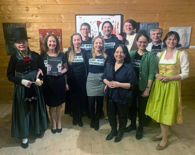 Vorne v. li. „Cover-Model“ Ingrid Lausenhammer, Autorin Christine Schweinöster mit Buch; ihre Töchter Iris und Silvia (Projekt „#empoweredWeiberleit“); Malerin Vesna Divkovic; LH-Stellvertreterin Martina Berthold; TAURISKA-Geschäftsführerin Susanna Vötter-Dankl
Hinten v. li.: zum Team „#empoweredWeiberleit“ gehörig: Josef Kugler, Marc Eggers, Joachim Bergauer; TAURISKA-Geschäftsführer Christian Vötter
 | Foto: TAURISKA