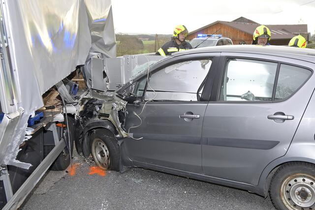 Die Ladebordwand des Kleintransporters bohrte sich durch die Windschutzscheibe des Pkws. | Foto: Manfred Fesl