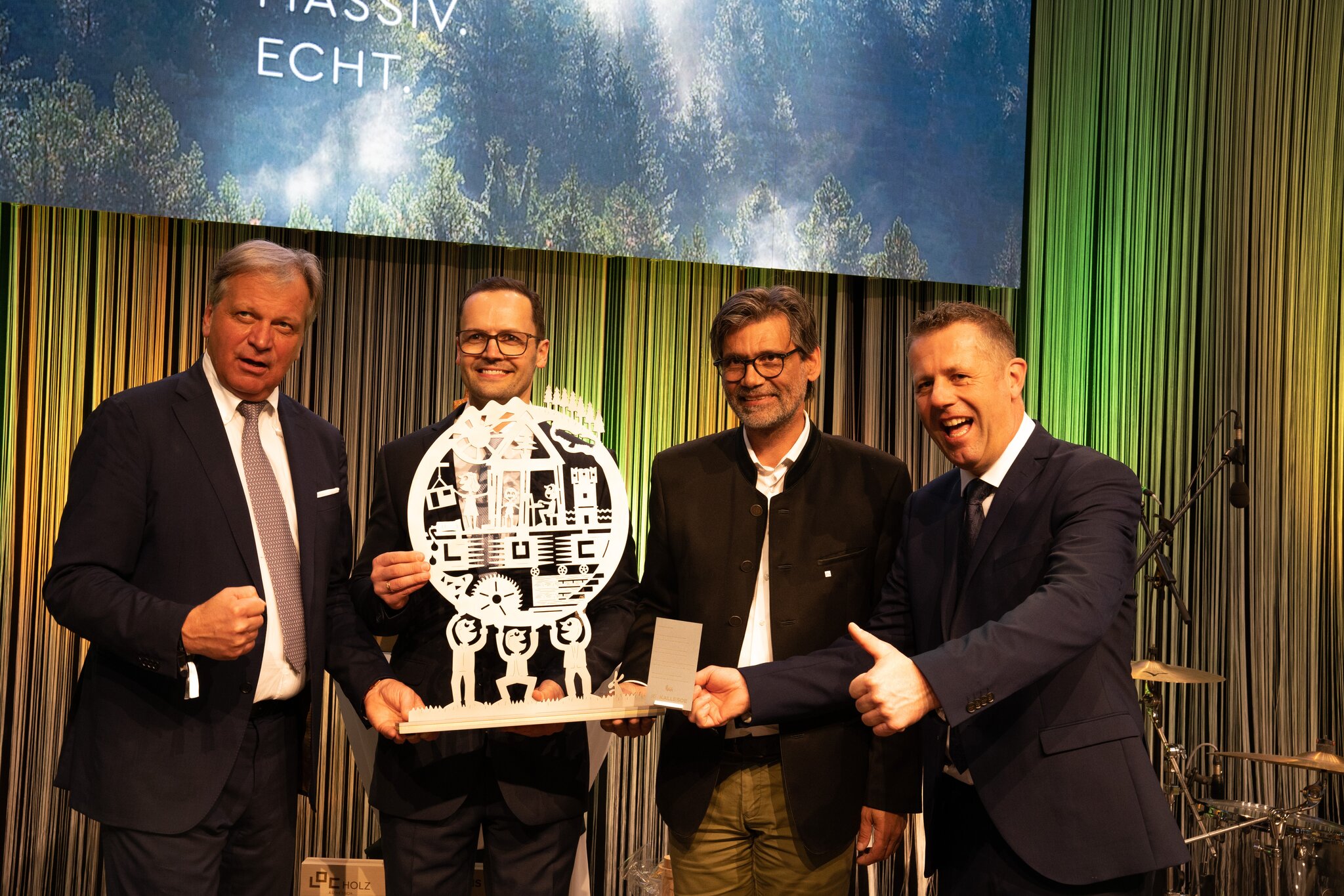 Riesenandrang-herrschte-beim-Er-ffnungsfest-von-LOC-Holz
