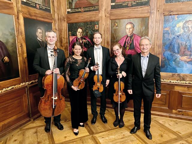 Seggauer Schlossmatinee mit (v.l.) Konstantin Zelenin (Cello), Barbara (Violine) und Daniel Auner (Violine), Nora Romanoff-Schwarzberg (Bratsche) und Rafael Catalá (Komponist und Kurator). | Foto: Henry Sams