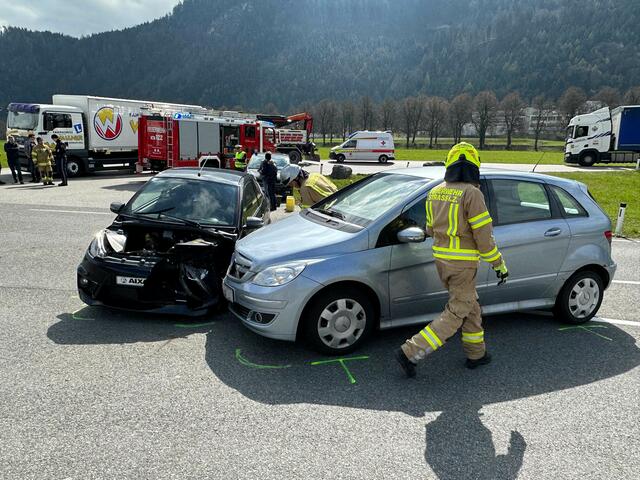 Im Kreuzungsbereich kam es zum Zusammenstoß. Die 52-jährige Frau wurde verletzt.  | Foto: ZOOM-Tirol