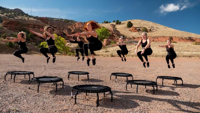 In vielen Teilen der Welt ist das Trampolinspringen schon zur Trendsportart geworden. | Foto: unsplash/Memento Media (Symbolbild)
