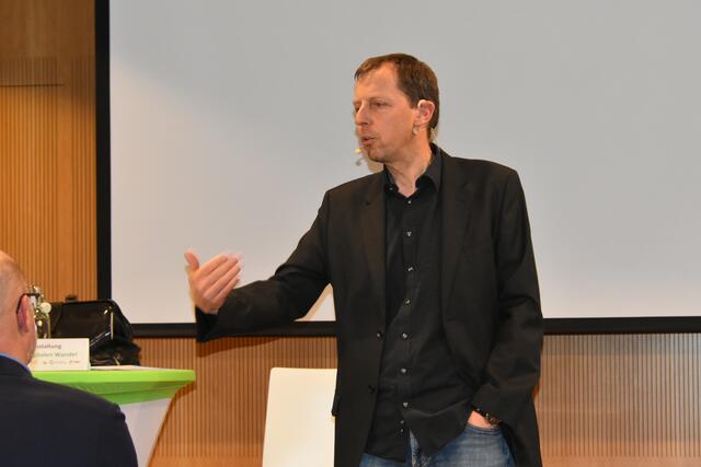 Kabarettist Ingo Vogl sorgte für den einen oder anderen Lacher. | Foto: Regionalmedien Steiermark