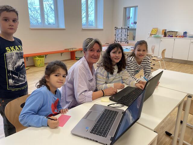 Lasepatin Manuela Stefan ist Pensionistin und kommt über das Rote Kreuz einmal pro Woche in die Schule. | Foto: Alexander Paulus