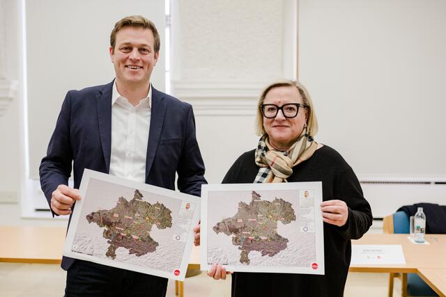 Landesrat Stefan Kaineder und Gudrun Achleitner-Kastner mit der Karte der sanierten oder gesicherten Altlasten in Oberösterreich. | Foto: Land OÖ