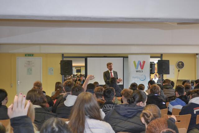 Bei „Du und deine Stadt“ diskutieren 650 Welser Schüler mit Jugendreferent Gerhard Kroiß ihre Wünsche und Anliegen. | Foto: Stadt Wels