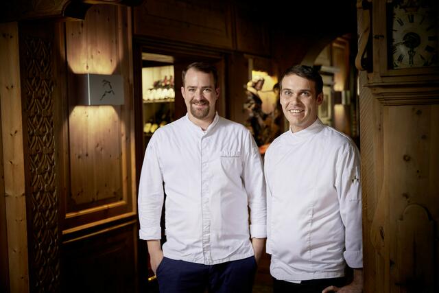 Eine Auszeichnung nach der anderen holt die Hubertusstube Neustift. Im Bild Neo-Küchenchef Christian Jeske (r.) und Junior-Patron Alban Pfurtscheller (l.) | Foto: marketing deluxe
