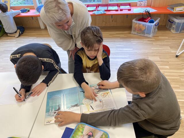 Natürlich unterstützen die Pädagoginnen weiterhin bei offenen Fragen.  | Foto: Alexander Paulus