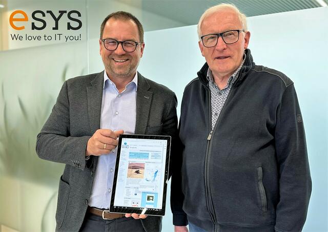 Thomas Mayrhofer, Geschäftsführer von eSYS und Bürgermeister von Straß im Attergau, mit „Mr. Atterwiki“ Franz Hauser (l.). | Foto: eSYS