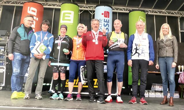 Sieger der 70er-Klasse (D/H), darunter Georgina Pratt (3. v. li.). | Foto: Puckl