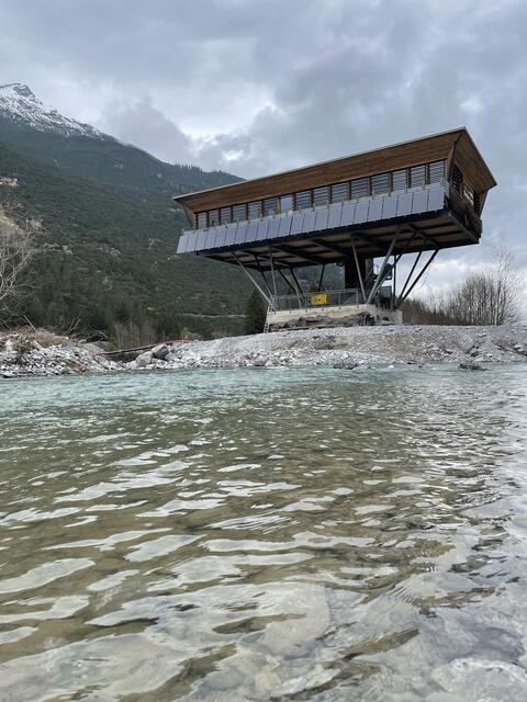 Ein Bild für die Geschichtsbücher: Das Naturparkhaus, derzeit ohne die beiden Brückenteile, welche es mit dem "Festland" verbinden. | Foto: Reichel