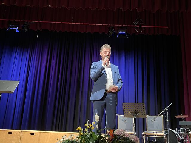 Direktor der NMS Waidhofen Michael Weiss begrüßte einen vollbesetzten Stadtsaal. 