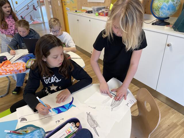 Beim Thema Meereslebewesen toben sich die einen Schüler malerisch aus. | Foto: Alexander Paulus
