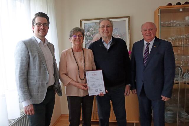 Gratulanten (vlnr): Herr Vizebürgermeister Ing. Richard Payer, MSc, Frau Brigitte Radosztics, Herr Eugen Radosztics, Herr Bürgermeister Ing. Ernst Wendl | Foto: Marktgemeinde Himberg