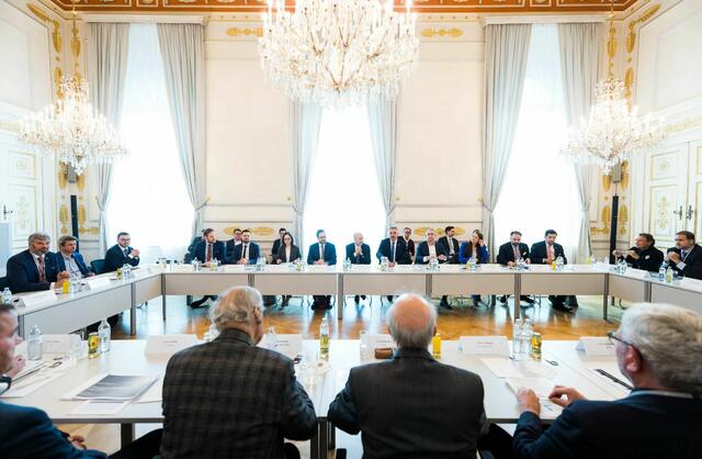 Am Mittwoch lud Bundeskanzler Karl Nehammer (ÖVP) Vertreter der Wirtschaft und Industrie zum Autogipfel ins Bundeskanzleramt ein. Konkret ging es um Maßnahmen zur Förderung der Forschung, Innovation und Produktion. | Foto: BKI