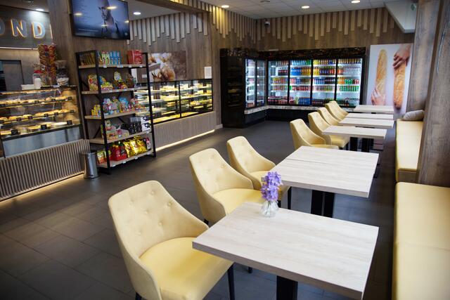 Die gemütliche Inneneinrichtung der Bäckerei &amp; Konditorei Late | Foto: Michael Ellenbogen