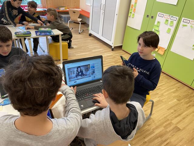 Mit YouTube werden Videos zum Thema gesucht. Die Schüler holen sich darauf die benötigten Informationen. | Foto: Alexander Paulus