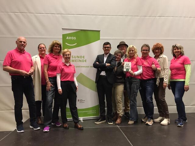 Das Team der Gesunden Gemeinde Burck sowie die Bibliothek 3Brüder haben es möglich gemacht, dass Hubert Neuper aus seinem Buch "Ich darf alles" vorliest. | Foto: Gesunde Gemeinde Bruck