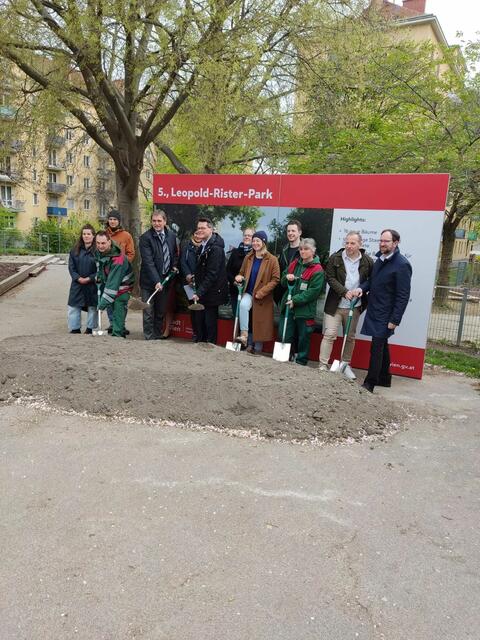 Jürgen Czernohorszky, Stadtrat für Klima, Umwelt, Demokratie und Personal, Bezirksvorsteherin Silvia Jancović (SPÖ), ihr Stellvertreter Wolfgang Mitis (SPÖ) und Co. ergriffen beim obligatorischen Spatenstich am 18. April die Schaufeln und läuteten damit endgültig die Parkumgestaltung ein. | Foto: Patricia Kornfeld