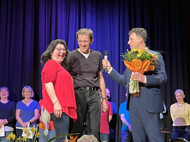 Direktor Michael Weiss bedankte sich in humorvoller Art bei Organisatorin Gertrude Jäger und ihrem Ehemann Peter Jäger.