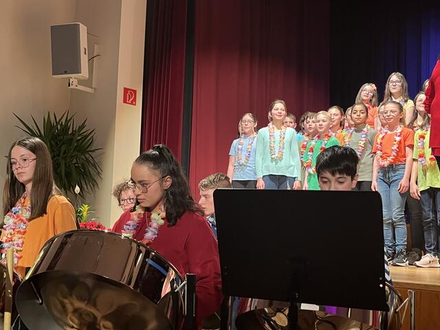 Der Chor und die Steeldrumband der MS Waidhofen/Thaya.