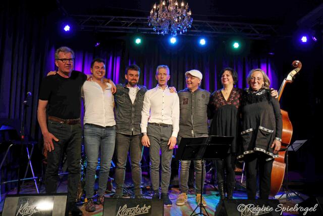 Christian Lauder, Joe Weichinger, Roman Embacher,  Kurt Pawlik, Robert Niemeczek, Ilona Eggl und Marina Scheutz-Tatic boten diesen Abend auf der "vereinsMAYERbühne" einen bunten musikalischen Reigen, nur unterbrochen vom süßen Kaiserschmarrn in der Pause aus der Küche von Bühnenwirt Roland Mayer und seinem Team.