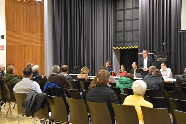 Markus Haid (Abteilung Umwelt, BH Kufstein) betonte, dass man die Anliegen der Grundbesitzer aufnehmen werde.  | Foto: Barbara Fluckinger