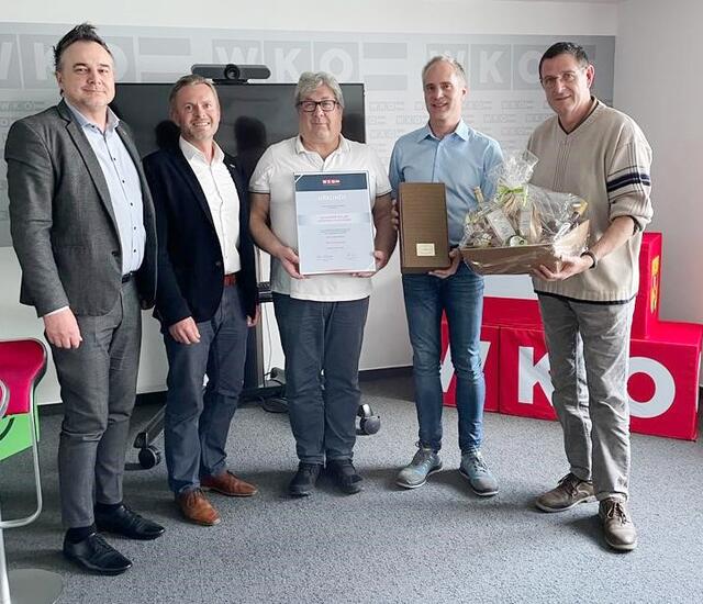 Dem scheidenden Landeslehrlingswart Alexander Müller (Mitte) dankten namens der Innung Thomas Kornfeind, Jürgen Grassel, David Reiter, und Walter Bendl (von links). | Foto: Wirtschaftskammer