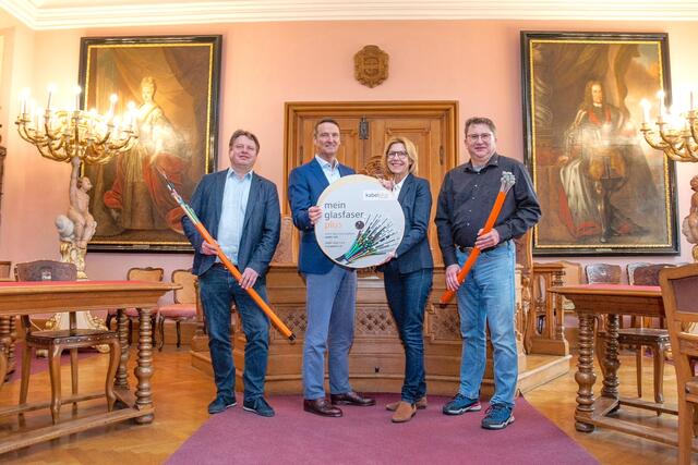 Bauamtsleiter Gernot Altinger, kabelplus Geschäftsführer Gerhard Haidvogel, Bürgermeisterin Stockerau Andrea Völkl und kabelplus Projektleiter Franz Lesnik. | Foto: kabelplus/Seebacher