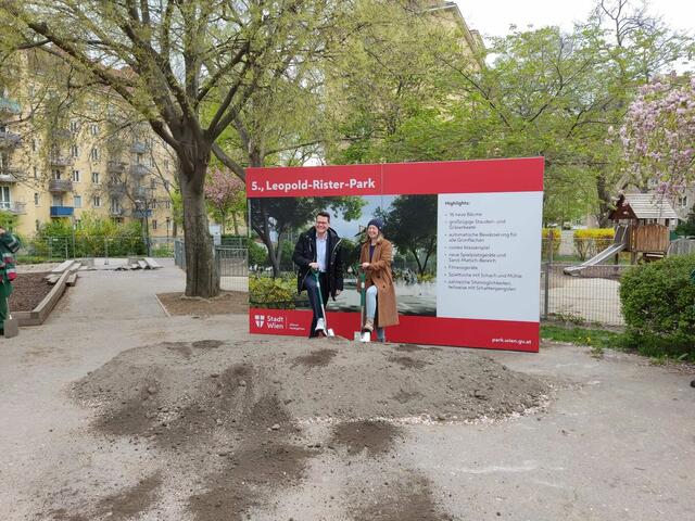 Czernohorszky und Jancović ergreifen die Spaten und läuten die Parkneugestaltung offiziell ein. | Foto: Patricia Kornfeld