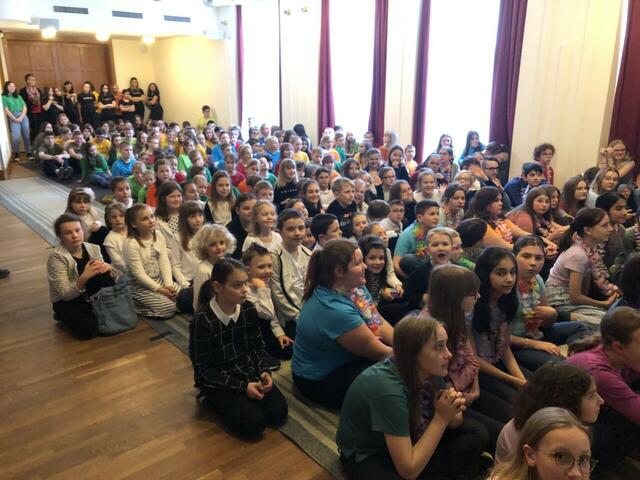 Die zahlreichen SchülerInnen durften im kleinen Sall via Videoübertragung den verschiedenen Chören zuhören und zusehen. 