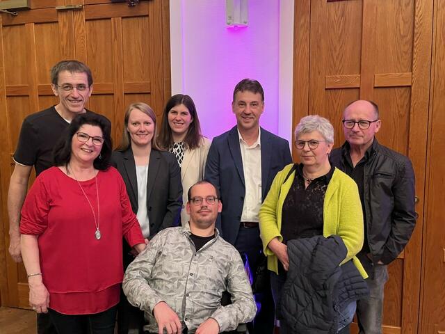 Die Organisatorin Gertrude Jäger mit Ehemann Peter Jäger, den ehrenamtlichen Mitarbeiterinnen Candy Spannring und Silvia Jäger, Dir. Michael Weiss sowie Philipp Litschauer mit seinen beiden Eltern Monika und Engelbert Litschauer freuten sich über eine gelungene Veranstaltung untre dem Motto "Helfende Hände".