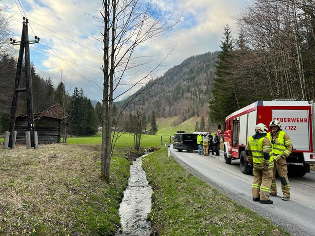 Im Einsatz standen: Die Feuerwehren Kirchdorf und Kössen mit insgesamt neun Einsatzkräften und zwei Fahrzeugen, sechs Mitarbeiter des Stromnetzbetreibers sowie zwei Polizeistreifen. | Foto: ZOOM.TIROL