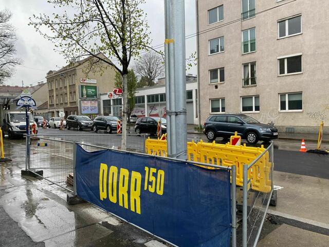 Im Bereich Cottagegasse bis Obkirchergasse laufen derzeit Arbeiten für den baulich getrennten Zweirichtungsradweg Krottenbachstraße. | Foto: FPÖ/Resch