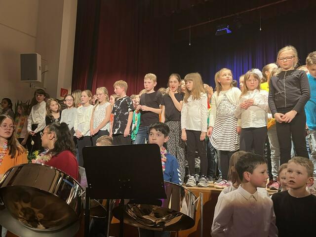 Alle Chöre gemeinsam nahmen am Ende Aufstellung und sangen "Freude schöner Götterfunken". 