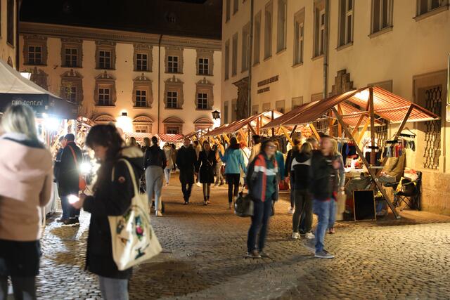 Beim Haller Nachtmarkt machen an die vierzig Ausstellerinnen und Aussteller die Nacht zum Tag und erwarten die Nachtschwärmer mit Spezialitäten, selbstgemachten Feinheiten und schrägen Ideen!  | Foto: Gerhard Flatscher