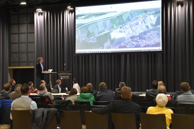 Norman Schubert, Projektkoordinator der ÖBB, gab den Anwesenden in Kundl einen Überblick über die möglichen "Orte" der notwendigen Bohrungen.  | Foto: Barbara Fluckinger
