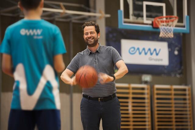 „Unsere Crowd macht vieles möglich. Schulen, Kindergärten, Sozialeinrichtungen, Vereine, Initiativen, private Gruppen, alle können mitmachen“, sagt eww-Vorstand Florian Niedersüß. | Foto: eww