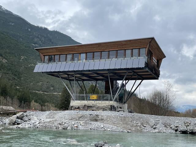 Ein ungewohnter Anblick: Das Naturparkhaus Elmen steht mitten im Lech. Eine Zufahrt bzw. einen richtigen Zugang gibt es derzeit nicht. | Foto: Reichel