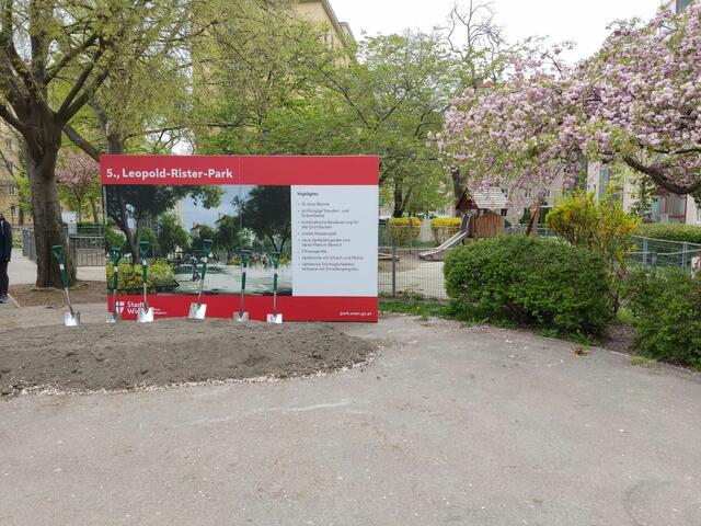 Die Spaten stehen bereit: Im August wird voraussichtlich das Wasserspiel und ein angrenzender Wassersandspielplatz eröffnet.  | Foto: Patricia Kornfeld