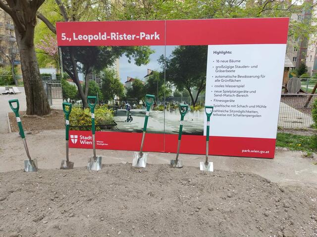 Die Spaten stehen bereit: Im August wird voraussichtlich das Wasserspiel und ein angrenzender Wassersandspielplatz eröffnet.  | Foto: Patricia Kornfeld