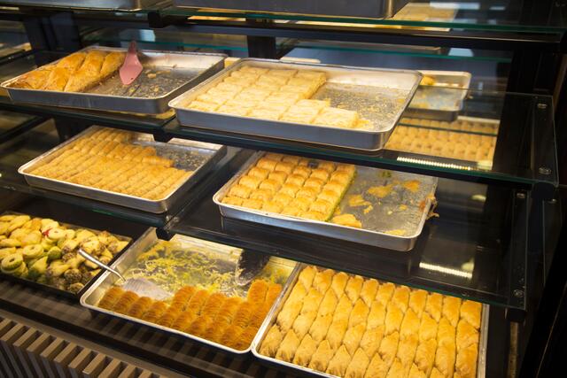 Auch Blaklava, und andere Köstlichkeiten werden den Kunden angeboten  | Foto: Michael Ellenbogen