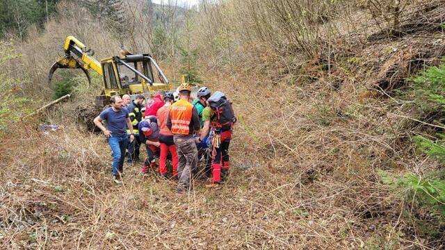 Mit Hilfe einer Trage wurde der Mann zu einer Lichtung transportiert, wo ihn der Notarzthubschrauber übernehmen konnte. | Foto: Freiwillige Feuerwehr Kapfenberg-Stadt/Theny