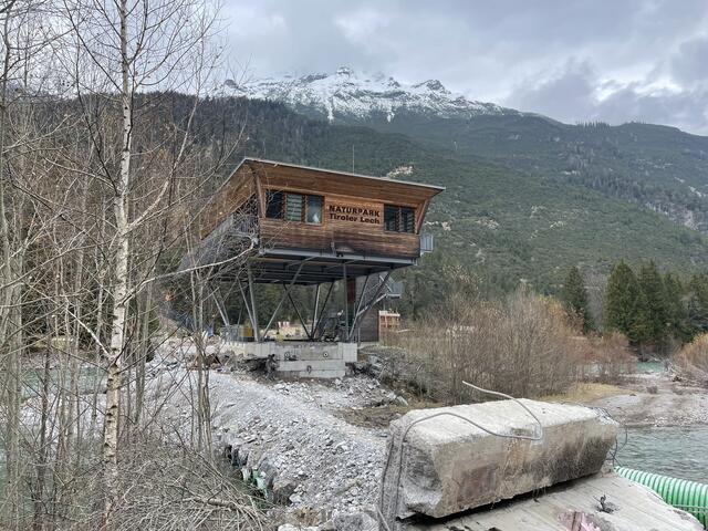 Über eine profisorische Schüttung haben Bauarbeiter Zugang bis zum Naturparkhaus, sosnt darf hier aber niemand gehen. | Foto: Reichel