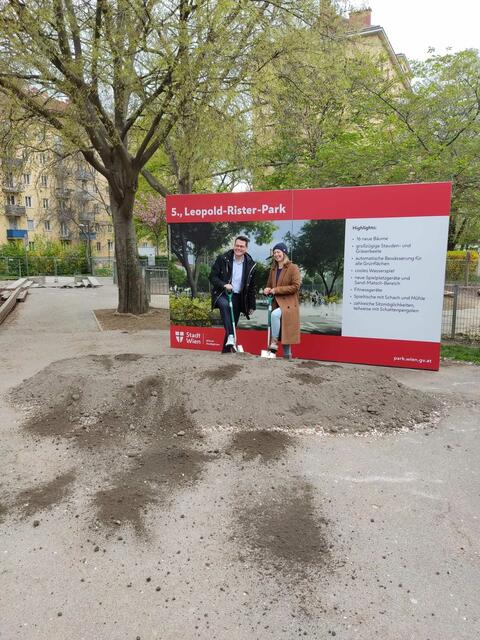 Czernohorszky und Jancović ergreifen die Spaten und läuten die Parkneugestaltung offiziell ein. | Foto: Patricia Kornfeld