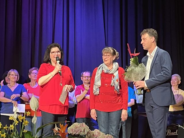 Blumen wurden als Dankeschön an Ilse Bernhard, Leiterin des Bezirkslehrerchors verliehen.