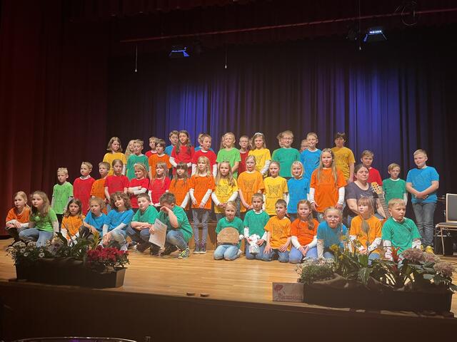 Der Kinderchor der VS Karlstein.